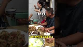 9月19日湖南娄底，女儿”反哺”喂妈妈吃饭，像极了小时候妈妈喂我们吃饭