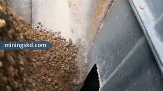 How does the vertical roller mill feed