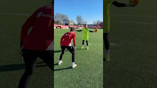 How fast are your hands🧤🔥? Challenge between Melanie from @1FCUnionBerlin vs Janne. #youtube