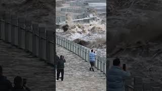 The Qiantang River tide surges in winter. The fish-scale stone pond of the Great Wall that has s