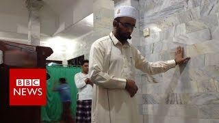 Indonesia earthquake: Imam prays on as tremor rocks Bali mosque - BBC News