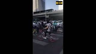 北京男子格斗术暴打路人遭全城通缉，一天抓获