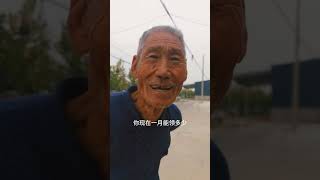 83岁老人摘柿子送给路人，不吃都不行，老农民骨子里有善良 #农村老人大实话 #农村生活