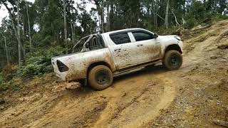 HILUX REVO MELEWATI TANJAKAN LICIN