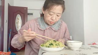 土豆丝炒韭菜盖饭大口吃真下饭