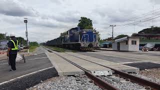 DD51 ลากรถหินผ่านจุดตัดบ้านโป่งด้านใต้ใหม่ Ballast train