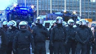 Polizei löst Pegida-Aufmarsch in Köln nach Krawallen auf