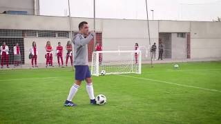 How to play as a center midfielder like Xavi