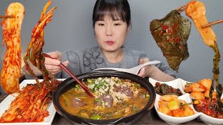 Eating show of spicy kimchi and hangover soup.