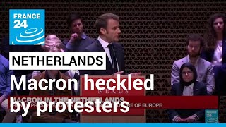 Macron heckled by protesters during speech on Europe’s future in the Hague • FRANCE 24 English