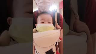 Baby first time wearing mask, finally he removed the mask 宝宝第一次戴口罩，却把口罩弄丢了