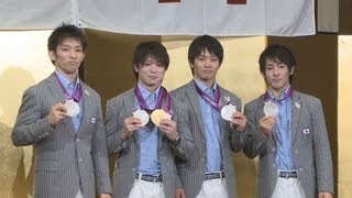 内村選手ら体操男子帰国 「苦しい五輪だった」