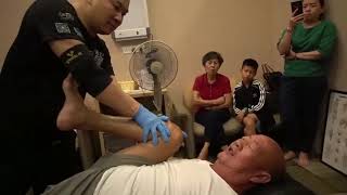 Knee Problem 膝盖疼痛 看看梁潤江师父用 CLM 跌打为他治疗之前和之后分别。🌍👍🏼💯💪🙏😘👌🏻❤🇲🇾