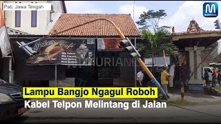 Lampu Bangjo Ngagul Roboh Kabel Telpon Melintang di Jalan