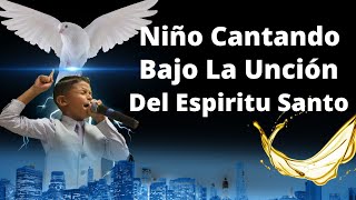 Niño cantando bajo la unción / Kid singing with the Holy Spirit anointing