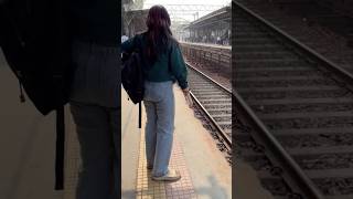 ट्रेन में ऐसा हुआ जिससे जान चली गयी, वीडियो में देखें #trains #shortvideos