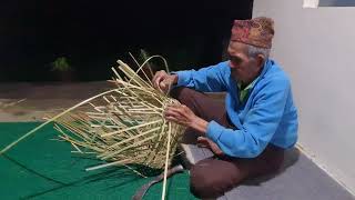 हाम्रो 80 वर्षको बुवाको मेहनत हेर्नुस है राती समेत काम गर्नुहुन्छ।