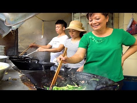 UNREAL Vietnamese Street Food Tour – BEST Food Guide in Hanoi! 3 Must-Try Street Foods in Vietnam 2018