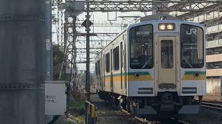 「すごく近くで見る電車！」南武支線E127系ナハV2編成(鎌倉車両センター中原支所所属)が各駅停車浜川崎行きとして渡田踏切を通過するシーン！