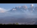 continua l eruzione dell etna. migliaia di persone sul vulcano.