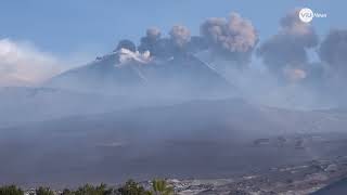 Continua l'eruzione dell'Etna. Migliaia di persone sul vulcano.