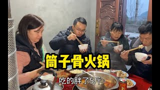 上海打工回四川农村，晚饭做火锅加餐，柴火灶煮的真过瘾