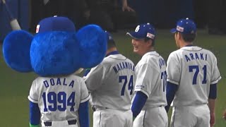 2022.03.29 式典の最中なんか話が盛り上がってるドアラと中村紀・森野・荒木コーチ。