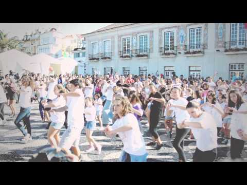 Video do flash mob solidário "Um pé de dança, mãos cheias de esperança"