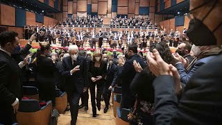 Firenze, ovazione per Mattarella al teatro del Maggio: il pubblico chiede il \