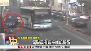 【中視新聞】叭!客運好意提醒 賓士駕駛怒攔車 20150318