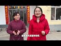 农村过年习俗多，腊月29炸年货贴春联，一家人分工合作，其乐融融