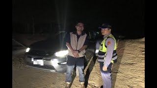 勘查露營地 車卻陷進沙灘 警協助脫困