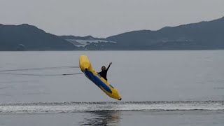 女性によるフライングバナナボートの舞