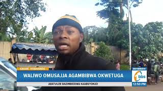 Omusajja Agambibwa Okwetuga, Omulambo gwe Gusangiddwa ku Muti Waggulu,  Abatuuze Basattira