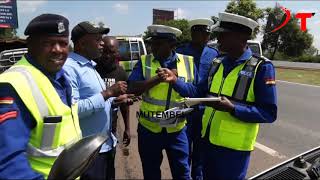 DRAMA IN THIKA ROAD AS RUTOS POLICE CRASHES BADLY WITH DRIVES FOR COLLECTING BRIBES FROM DRIVERS