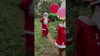 Santa’യെ കണ്ട്‌ പേടിച്ച്‌ ഓടി 🐕 #nidhinadhanaj #kannur #viral #villagelife #christmas #shorts