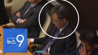 김현종 앞에 무릎 꿇은 외교관…의전실수? 갑질?