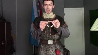 How to wear a cloak while in Lorica Hamata