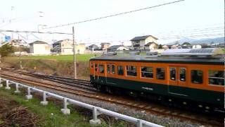 両毛線　岩宿駅から出てきた３両編成１１５系　高崎行き