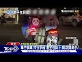 下雨了...一手撐傘一手騎車 女竟還鬼切.闖燈｜tvbs新聞 @tvbsnews01