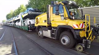 Mercedes-Benz Unimog in Aktion: Zweiwege-Unimog von Zwiehoff bringt Neuwagen auf die Schiene.