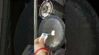 गरम गरम तवे पर शैंपू डालते ही चौंक जाएंगे #indianvloggerpinki #kitchenhacks #cleaningtips #ytshorts