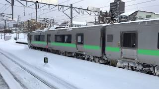 雪の小樽駅を発車する JR北海道 733系 普通江別行き