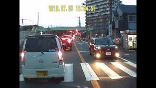 ドライブレコーダー　横断歩道で轢かれそうになる歩行者 Car Recorder