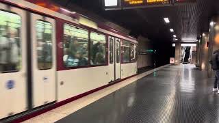 Abfahrt B80C der DVG auf der U79 nach Wittlaer im U-Bahnhof Steinstraße/Königsallee in Düsseldorf