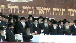 Satmar Rabbi at Kuf Alef Kislev 12/17/08 Part 21 (Singing \u0026 Dancing)