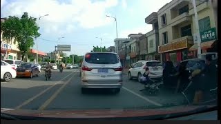 中国交通事故：开车门注意后方车辆。Pay attention to the vehicle behind you