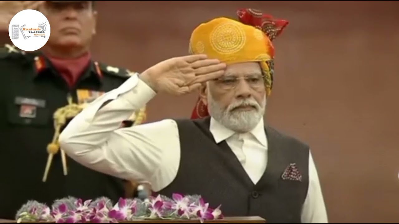 Prime Minister Narendra Modi Hoists The National Flag At The Red Fort ...