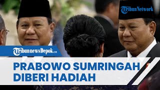 DETIK-DETIK Prabowo Mendadak Berhenti Lama seusai Pelantikan di Istana, Tersenyum Diberi Hadiah