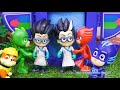 assistant saves paw patrol from pj masks romeo and the claw machine